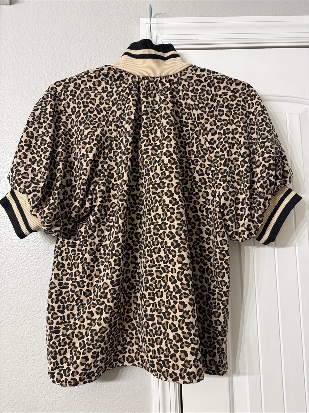 entro Woman’s Leopard Print Polo Zipper Top - Tan & Black Trim - Picture 4 of 7